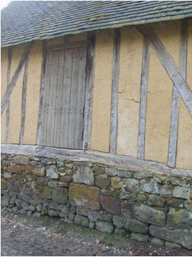 Grange en grès ferrugineux, torchis et tuiles plates {JPEG}