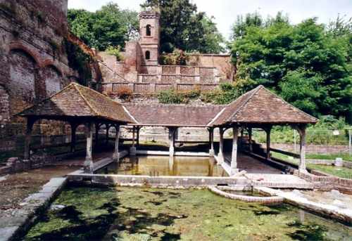 De nombreuses sources affleurent à la limite des argiles ; ici le lavoir d'Auneuil construit sur une de ces sources. {JPEG}
